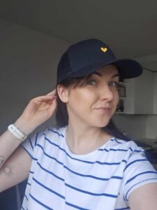 Klientės atsiliepimai apie pirktą kepurę su tinkliuku kuri siuvinėta minimalistinio dizaino širdelės simboliu