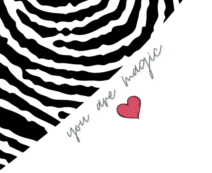 Džemperis be gobtuvo, klasikinio modelio, su užrašu "YOU AR MAGIC".  Pagamintas iš 80% organinės medvilnės – tai puikus pasirinkimas ekologijos mylėtojams.