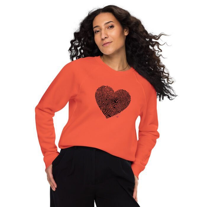 Džemperis be gobtuvo, klasikinio modelio, su užrašu "YOU AR MAGIC".  Pagamintas iš 80% organinės medvilnės – tai puikus pasirinkimas ekologijos mylėtojams.