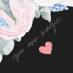 Džemperis be gobtuvo su užrašu "YOU ARE MAGIC". Universalaus dizaino džemperis gražiai dera su kitais drabužiais, nuo sportinių marškinėlių iki elegantiškų sijonų.. Džemperis pagamintas iš 80% organinės medvilnės