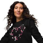 Džemperis be gobtuvo, unisex klasikinis modelis su užrašu "SHINE YOUR LIGHT". Universalaus dizaino džemperis gražiai dera su kitais drabužiais, nuo sportinių marškinėlių iki elegantiškų sijonų.. Džemperis pagamintas iš 80% organinės medvilnės