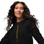 Unisex džemperis be gobtuvo. Džemperis pagamintas iš 80% organinės medvilnės – tai puikus pasirinkimas ekologiškai sąmoningiems pirkėjams. Su užrašu SHINE YOUR LIGHT". Universalaus dizaino džemperis gražiai dera su kitais drabužiais