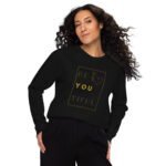 Praturtinkite savo stilių klasikiniu džemperiu su užrašu "BEYOUTIFUL". Universalaus dizaino džemperis gražiai dera su kitais drabužiais, nuo sportinių marškinėlių iki elegantiškų sijonų.. Džemperis pagamintas iš 80% organinės medvilnės – tai puikus pasirinkimas ekologiškai sąmoningiems pirkėjams.