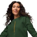 Unisex džemperis be gobtuvo. Džemperis pagamintas iš 80% organinės medvilnės – tai puikus pasirinkimas ekologiškai sąmoningiems pirkėjams. Su užrašu SHINE YOUR LIGHT". Universalaus dizaino džemperis gražiai dera su kitais drabužiais