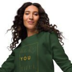 Praturtinkite savo stilių klasikiniu džemperiu su užrašu "BEYOUTIFUL". Universalaus dizaino džemperis gražiai dera su kitais drabužiais, nuo sportinių marškinėlių iki elegantiškų sijonų.. Džemperis pagamintas iš 80% organinės medvilnės – tai puikus pasirinkimas ekologiškai sąmoningiems pirkėjams.