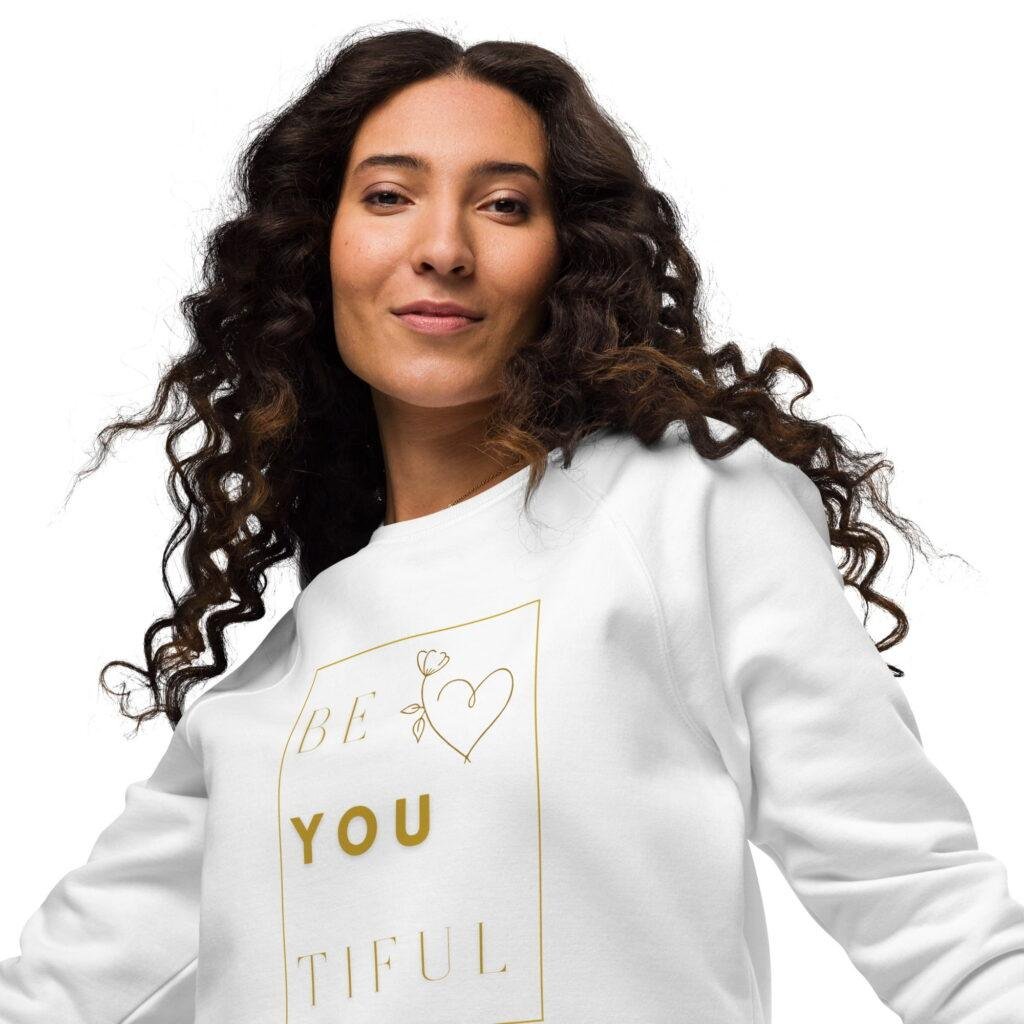Praturtinkite savo stilių klasikiniu džemperiu su užrašu "BEYOUTIFUL". Universalaus dizaino džemperis gražiai dera su kitais drabužiais, nuo sportinių marškinėlių iki elegantiškų sijonų.. Džemperis pagamintas iš 80% organinės medvilnės – tai puikus pasirinkimas ekologiškai sąmoningiems pirkėjams.