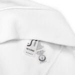 Džemperis be gobtuvo su užrašu "YOU ARE MAGIC". Universalaus dizaino džemperis gražiai dera su kitais drabužiais, nuo sportinių marškinėlių iki elegantiškų sijonų.. Džemperis pagamintas iš 80% organinės medvilnės