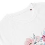 Džemperis be gobtuvo su užrašu "YOU ARE MAGIC". Universalaus dizaino džemperis gražiai dera su kitais drabužiais, nuo sportinių marškinėlių iki elegantiškų sijonų.. Džemperis pagamintas iš 80% organinės medvilnės