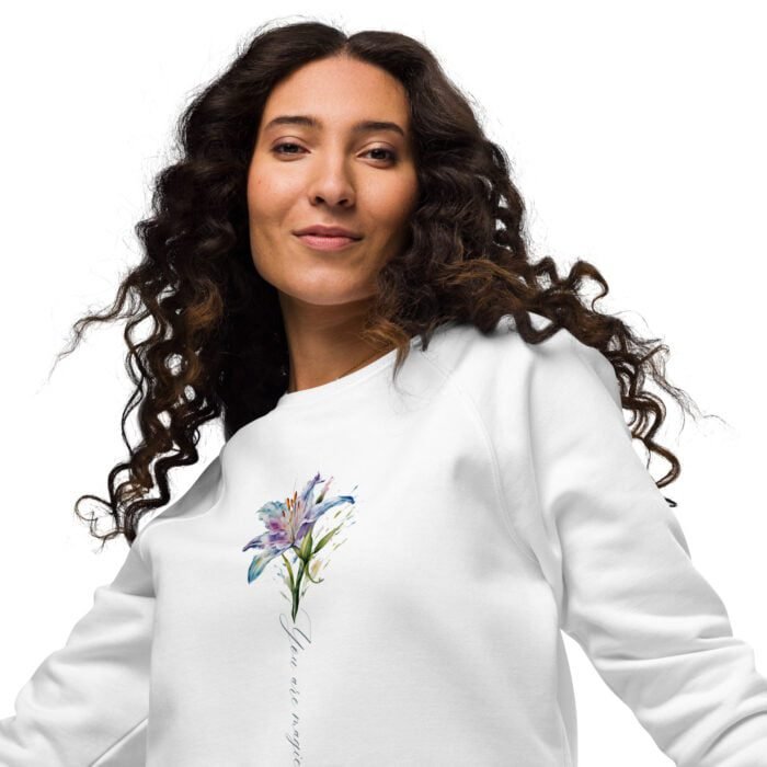 Džemperis be gobtuvo su užrašu. Universalaus dizaino džemperis dera su kitais drabužiais