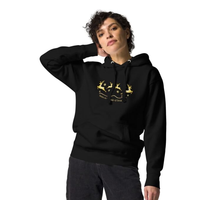 Pripildykite šventinę nuotaiką šiuo Kalėdiniu džemperiu – puikiai tinkančiu šaltoms dienoms ar jaukiems susibūrimams. Puiki Kalėdų dovana draugams, tėvams