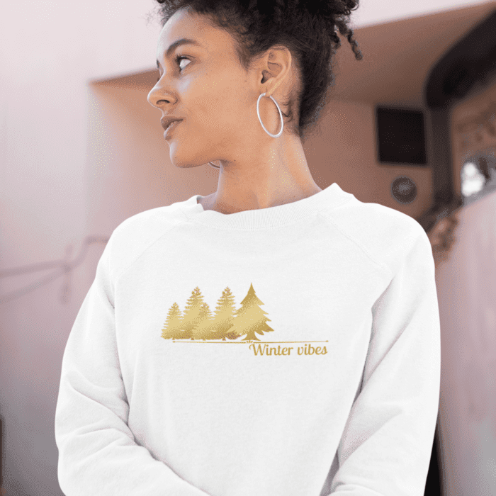 Unisex džemperis pagamintas iš minkštos organinės medvilnės, todėl drabužis draugiškas gamtai ir malonus kūnui.