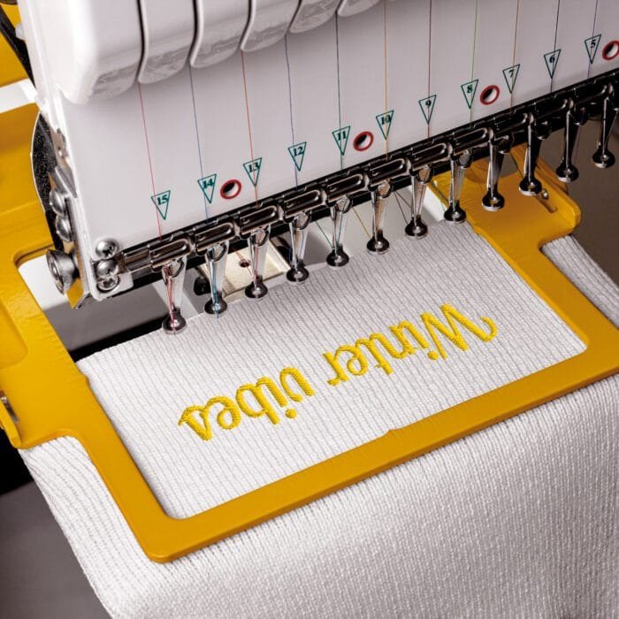 Išsiuvinėta žieminė kepurė – tai jauki ir šilta šventinio sezono detalė. Šilta, anti-alerginė kepurė yra universalaus stiliaus, todėl tai gali būti puiki dovana