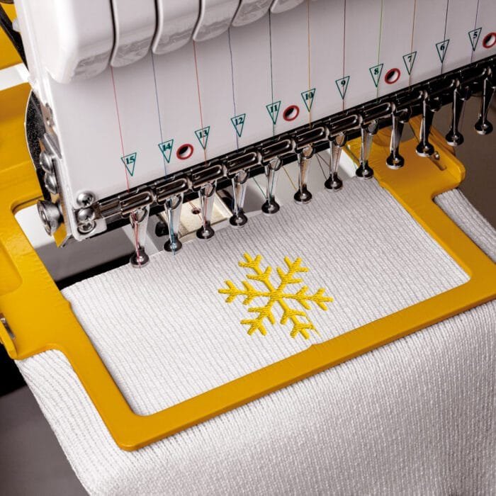 Išsiuvinėta žieminė kepurė su snaigės simboliu. Šilta, kalėdinio dizaino, anti-alerginė kepurė, yra universalaus stiliaus, todėl tai gali būti puiki dovana