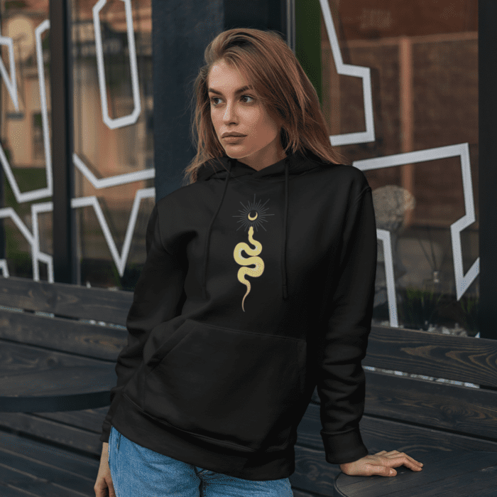 Šis džemperis su gyvatės metų simboliu yra skirtas tiems, kurie žavisi šiuo išmintingu gyvūnu. Jis primena apie ramybę, intuiciją ir jėgą, slypinčią viduje.