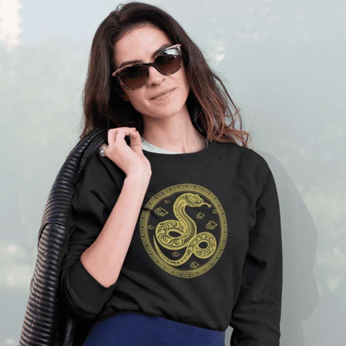 Džemperis be gobtuvo su gyvatės simboliu. Šis unisex modelis, pagamintas iš organinės medvilnės. Tobula dovana Zodiako ženklų mėgėjams, gamtos mylėtojams.