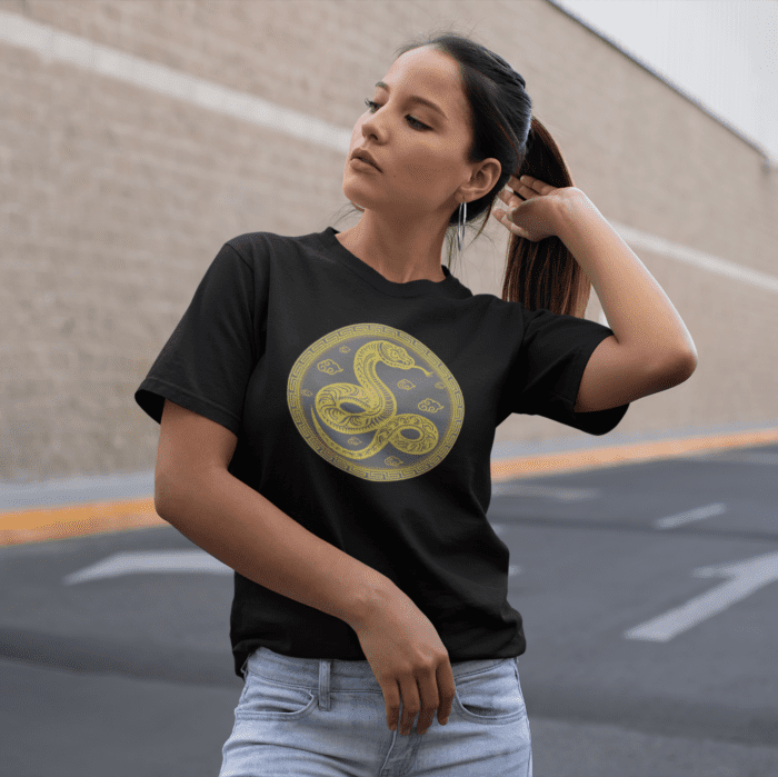 Šie marškinėliai su gyvatės motyvu puikiai tinka tiems, kurie nori įsinešti daugiau paslapties ir magijos į savo kasdienybę.