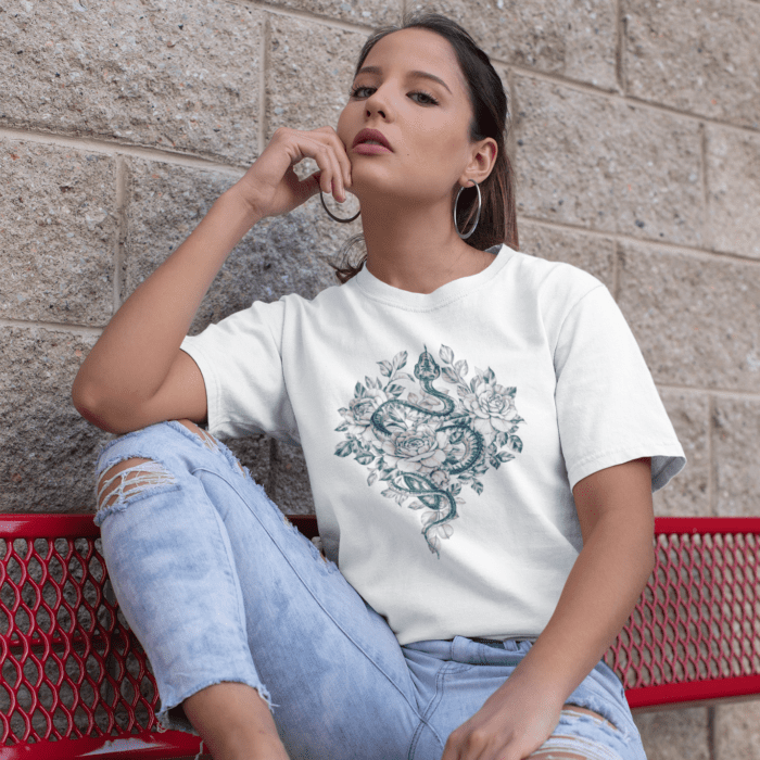 Šie marškinėliai su gyvatės dizainu – tai subtilus priminimas apie pokyčius, vidinę ramybę ir augimą. Puikiai tinka kaip dovana ar kasdienis stiliaus akcentas.
