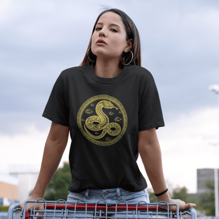 Šie marškinėliai su gyvatės dizainu yra tobuli tiems, kurie ieško prasmės drabužiuose ir nori priminti sau apie savo vidinę stiprybę. Puikiai tinka kaip dovana