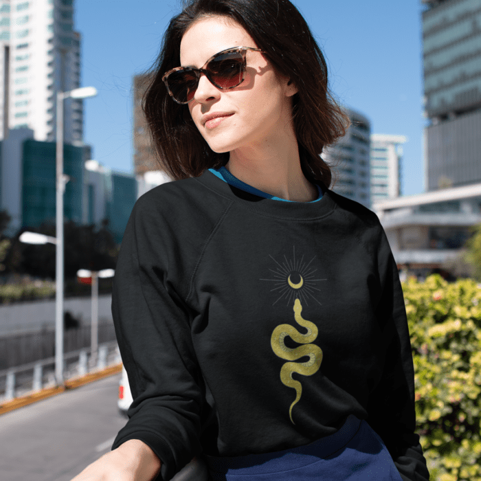 Unisex džemperis su gyvatės simboliu, pagamintas iš minkštos organinės medvilnės. Puiki dovana šeimai, draugams ar kolegoms su simboline stiprybės prasme.