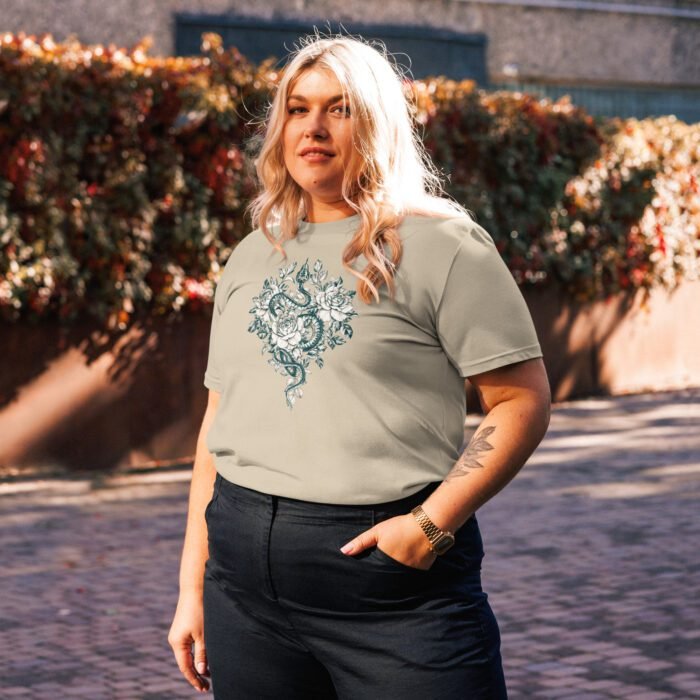 Šie marškinėliai su gyvatės dizainu – tai subtilus priminimas apie pokyčius, vidinę ramybę ir augimą. Puikiai tinka kaip dovana ar kasdienis stiliaus akcentas.