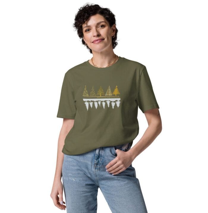 Organinės medvilnės marškinėliai suteikia patogumo, o šventinis dizainas – Kalėdų nuotaiką. Puikiai tiks gamtos mylėtojams ir visiems, kas nori kažko ypatingo.