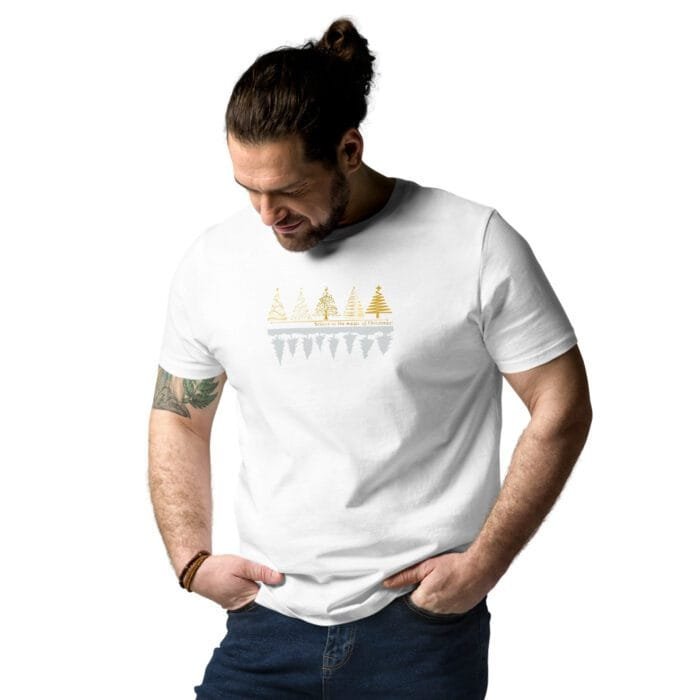 Organinės medvilnės marškinėliai suteikia patogumo, o šventinis dizainas – Kalėdų nuotaiką. Puikiai tiks gamtos mylėtojams ir visiems, kas nori kažko ypatingo.