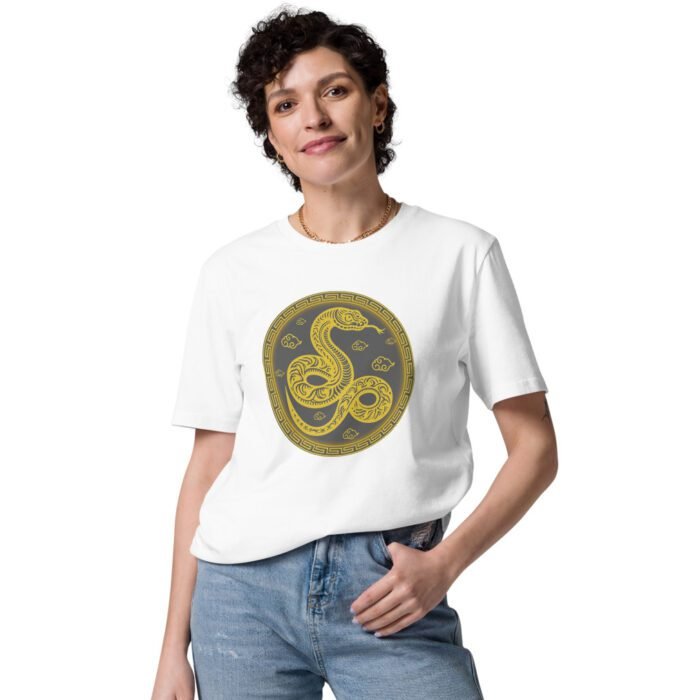 Šie marškinėliai su gyvatės motyvu puikiai tinka tiems, kurie nori įsinešti daugiau paslapties ir magijos į savo kasdienybę.