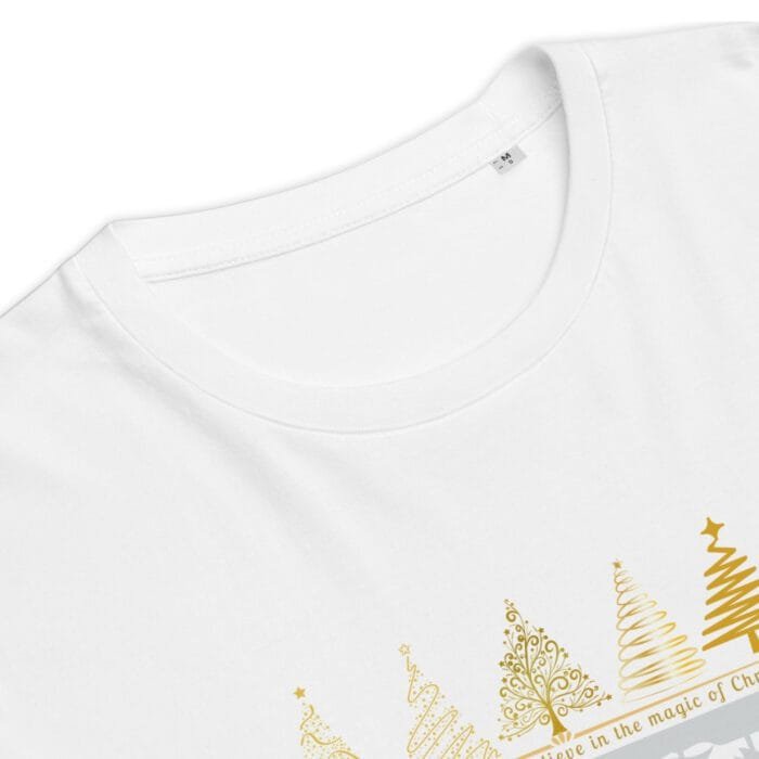 Organinės medvilnės marškinėliai suteikia patogumo, o šventinis dizainas – Kalėdų nuotaiką. Puikiai tiks gamtos mylėtojams ir visiems, kas nori kažko ypatingo.