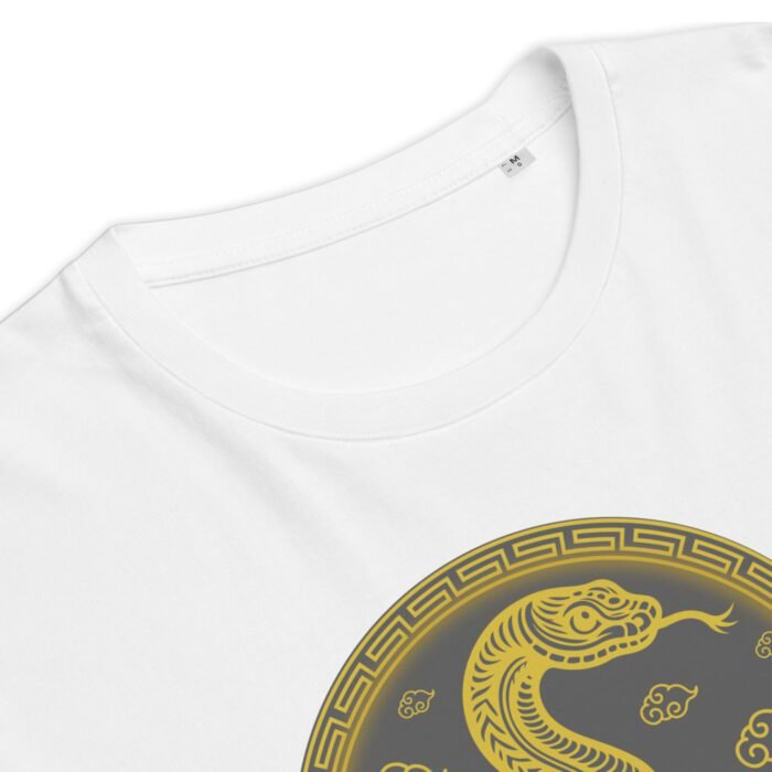 Šie marškinėliai su gyvatės motyvu puikiai tinka tiems, kurie nori įsinešti daugiau paslapties ir magijos į savo kasdienybę.
