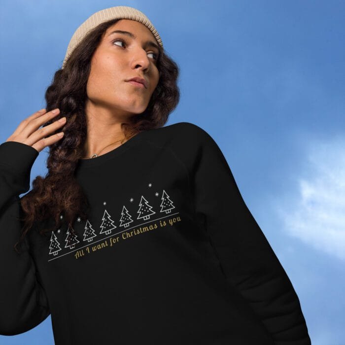 Kalėdinis džemperis be gobtuvo, sukurtas iš organinės medvilnės. Pajuskite jaukų šventinį stilių ir prisidėkite prie gamtos gerovės. Puiki dovana artimiesiems