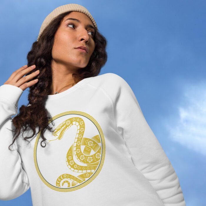 Unisex džemperis be gobtuvo su subtiliu gyvatės simboliu skirtas tiems, kas gimė Gyvatės metais ar tiesiog jaučia ryšį su šiuo ženklu. Jis puikiai tiks šventėms