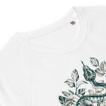 Unisex džemperis be gobtuvo, dekoruotas gyvatės simboliu, sukurtas gamtos mylėtojams ir astrologijos gerbėjams. Tiks tiek kasdienai, tiek ypatingoms progoms.