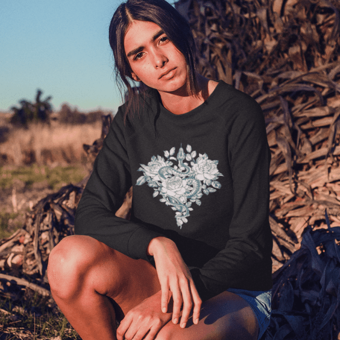 Unisex džemperis be gobtuvo, dekoruotas gyvatės simboliu, sukurtas gamtos mylėtojams ir astrologijos gerbėjams. Tiks tiek kasdienai, tiek ypatingoms progoms.