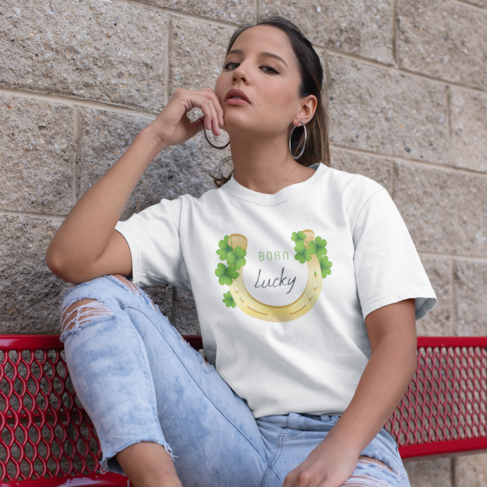 Unisex marškinėliai su dobilo lapų dizainu. Pagaminti iš 100% organinės medvilnės, marškinėliai suteikia išskirtinį komfortą, yra tvarūs ir švelnūs jūsų odai.