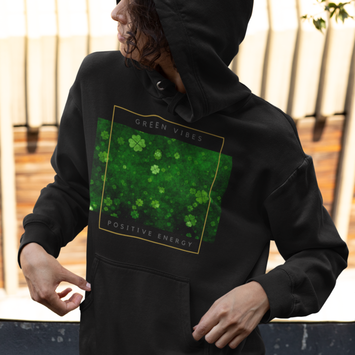 Unisex džemperis su gobtuvu, dekoruotas dobilo lapų simbolika bei įkvepiančiomis frazėmis. Šio džemperio medžiaga sudaryta iš 65% kokybiškos medvilnės.