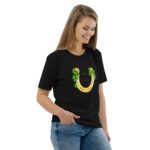 Unisex marškinėliai su dobilo lapų dizainu. Pagaminti iš 100% organinės medvilnės, marškinėliai suteikia išskirtinį komfortą, yra tvarūs ir švelnūs jūsų odai.