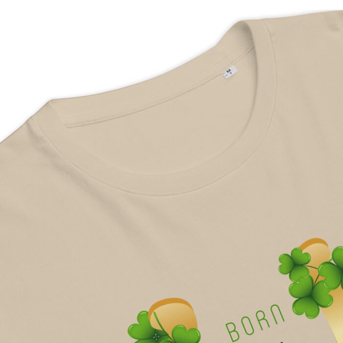 Unisex marškinėliai su dobilo lapų dizainu. Pagaminti iš 100% organinės medvilnės, marškinėliai suteikia išskirtinį komfortą, yra tvarūs ir švelnūs jūsų odai.