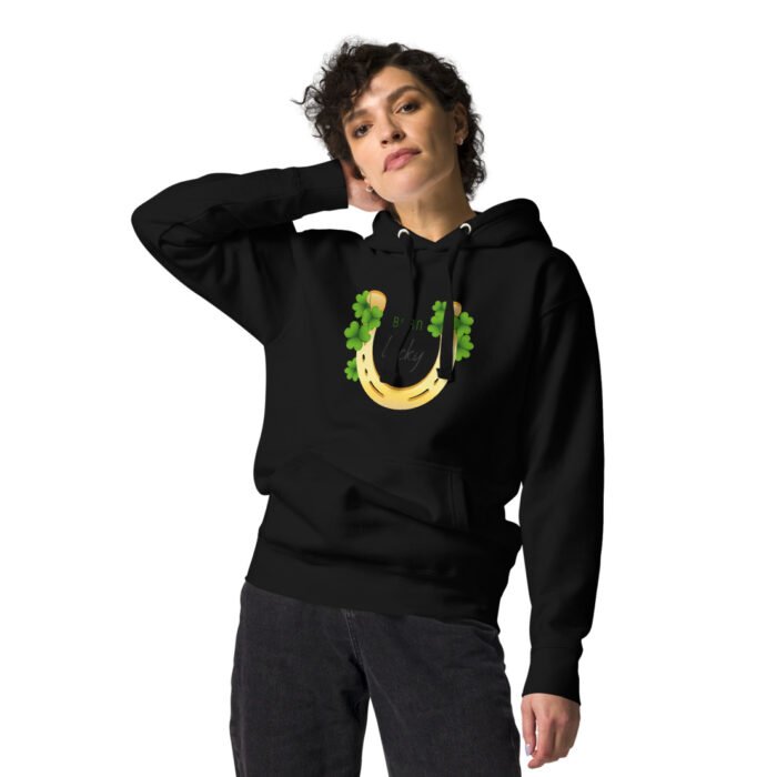 Unisex kokybiškas džemperis su gobtuvu, kuriame spauda su dobilo lapų simboliu. Premium audinys, sudarytas 65% medvilnės. Šis džemperis – puikus pasirinkimas.