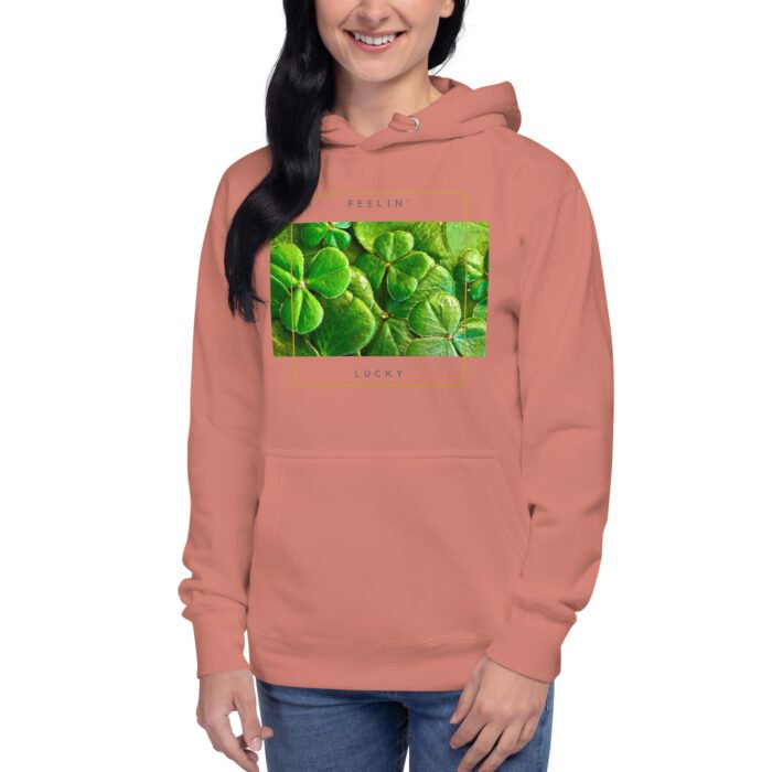 Unisex džemperis su gobtuvu, dekoruotas dobilo lapų dizainu. Pagamintas iš 65% kokybiškos medvilnės. Klasikinis stilius leidžia džemperiui būti ilgaamžiu.