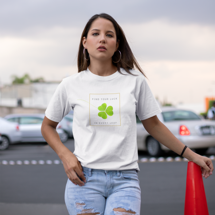 Unisex marškinėliai su gamtos įkvėptu dobilo lapų dizainu – tai drabužis, kuriame dera komfortas ir prasminga simbolika. Dobilo lapai neša sėkmę ir pozityvumą