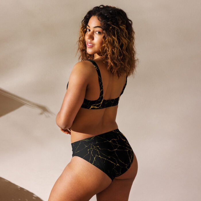 Šis maudymosi kostiumėlis sukurtas tvarumui ir patogumui. Tamprus, greitai džiūstantis audinys ir dvigubas sluoksnis užtikrina ilgalaikį komfortą