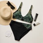 Sportiškas ir patogus dviejų dalių moteriškas maudymukas, su dvigubo sluoksnio audiniu. Tinka aktyviam plaukiojimui, tiek ramiam poilsiui saulėje.