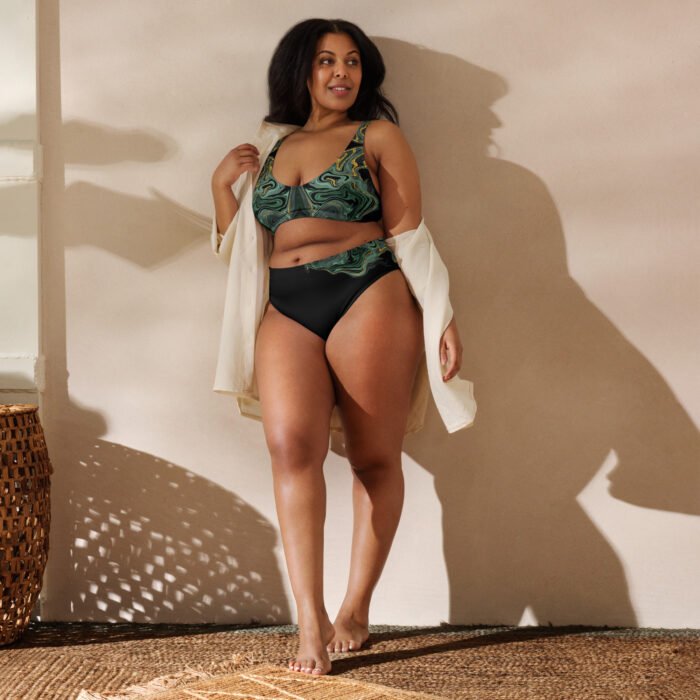 Sportiškas ir patogus dviejų dalių moteriškas maudymukas, su dvigubo sluoksnio audiniu. Tinka aktyviam plaukiojimui, tiek ramiam poilsiui saulėje.