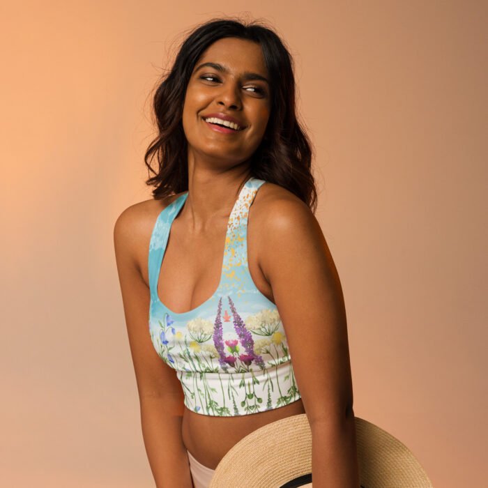 Sportinė liemenėlė su gėlėmis. Išimamos pagalvėlės, kompresinis audinys suteikia patogumą bei tvirtą atramą įvairaus intensyvumo treniruotėms.