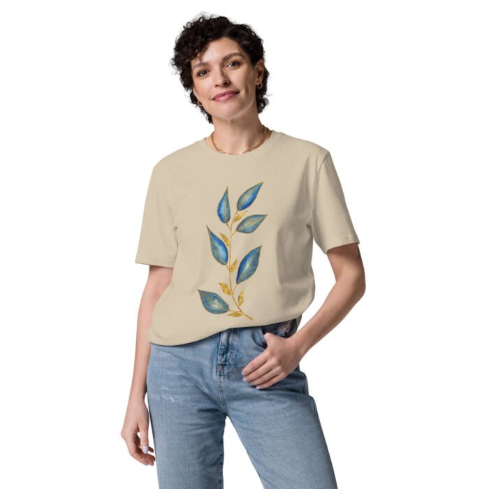 Unisex marškinėliai su piešiniu įkvėpti gamtos – jų lengvas audinys užtikrina patogumą, o dizainas susilieja su aplinka. Pagaminti iš 100% organinės medvilnės