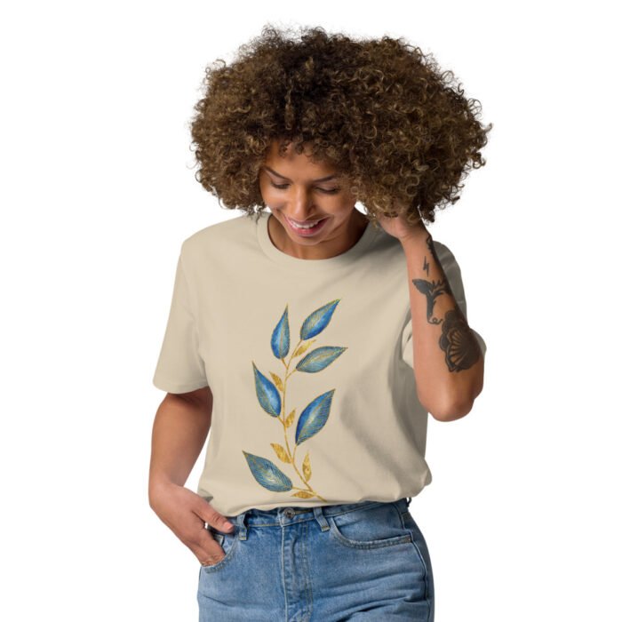 Unisex marškinėliai su piešiniu įkvėpti gamtos – jų lengvas audinys užtikrina patogumą, o dizainas susilieja su aplinka. Pagaminti iš 100% organinės medvilnės