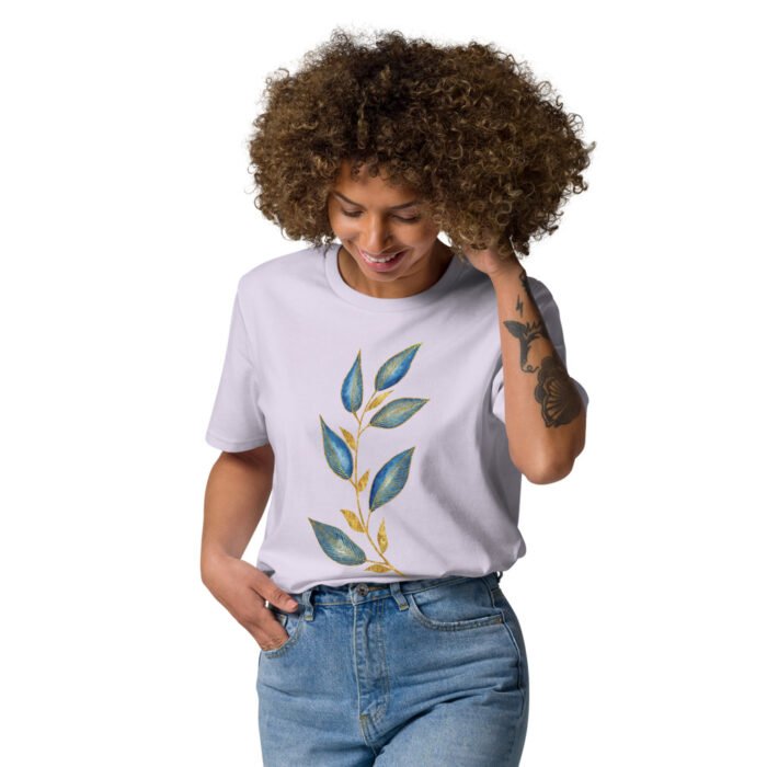 Unisex marškinėliai su piešiniu įkvėpti gamtos – jų lengvas audinys užtikrina patogumą, o dizainas susilieja su aplinka. Pagaminti iš 100% organinės medvilnės