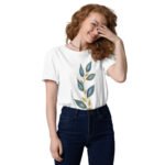 Unisex marškinėliai su piešiniu įkvėpti gamtos – jų lengvas audinys užtikrina patogumą, o dizainas susilieja su aplinka. Pagaminti iš 100% organinės medvilnės