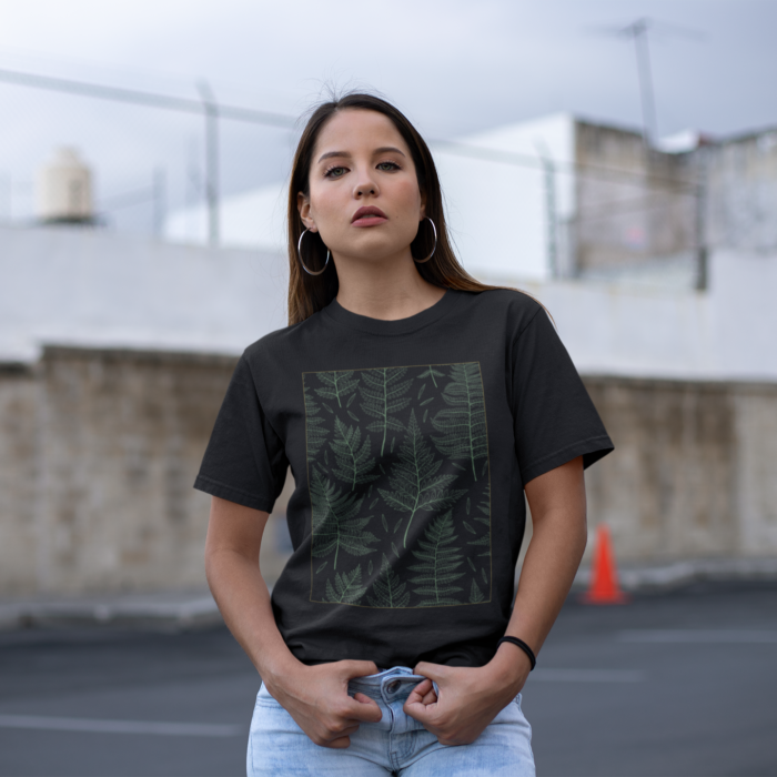 Unisex marškinėliai su žalių lapų raštu – minimalistinis dizainas tiems, kurie vertina gamtos grožį. Lengvi, patogūs ir pagaminti iš 100% organinės medvilnės.