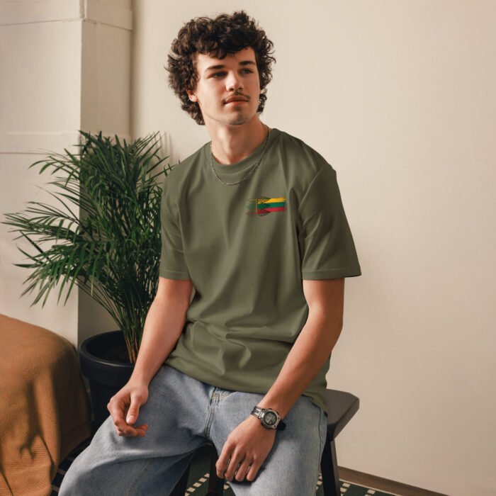 Unises marškinėliai "Trispalvė prigimtis". Spalvų harmonija, įkvėpta gamtos ir tautinių motyvų. 100% organinės medvilnės marškinėliai kasdienai.